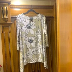 Clara Sun Woo Floral Tunic with Shark-bite Hem & Neck Keyhole Size Large